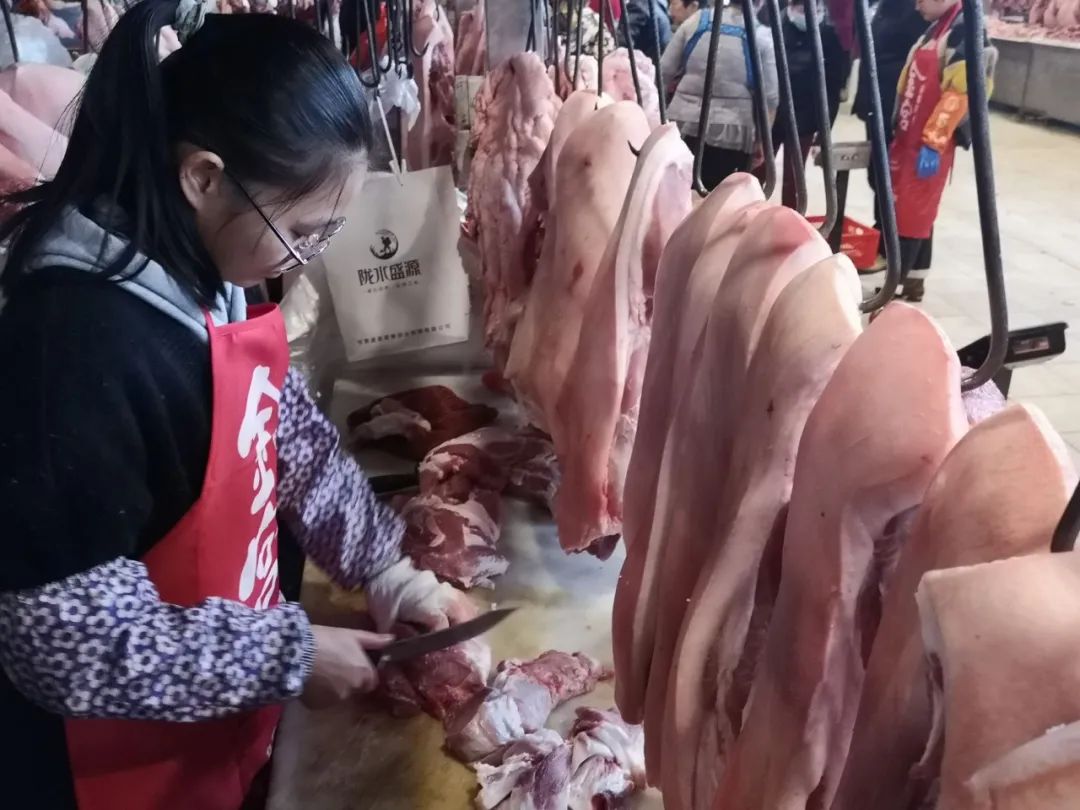 豬肉蹭蹭直降 成都農産品中心批發市(shì)場香腸臘肉銷得旺