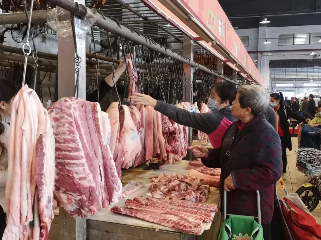 豬肉蹭蹭直降 成都農産品中心批發市(shì)場香腸臘肉銷得旺