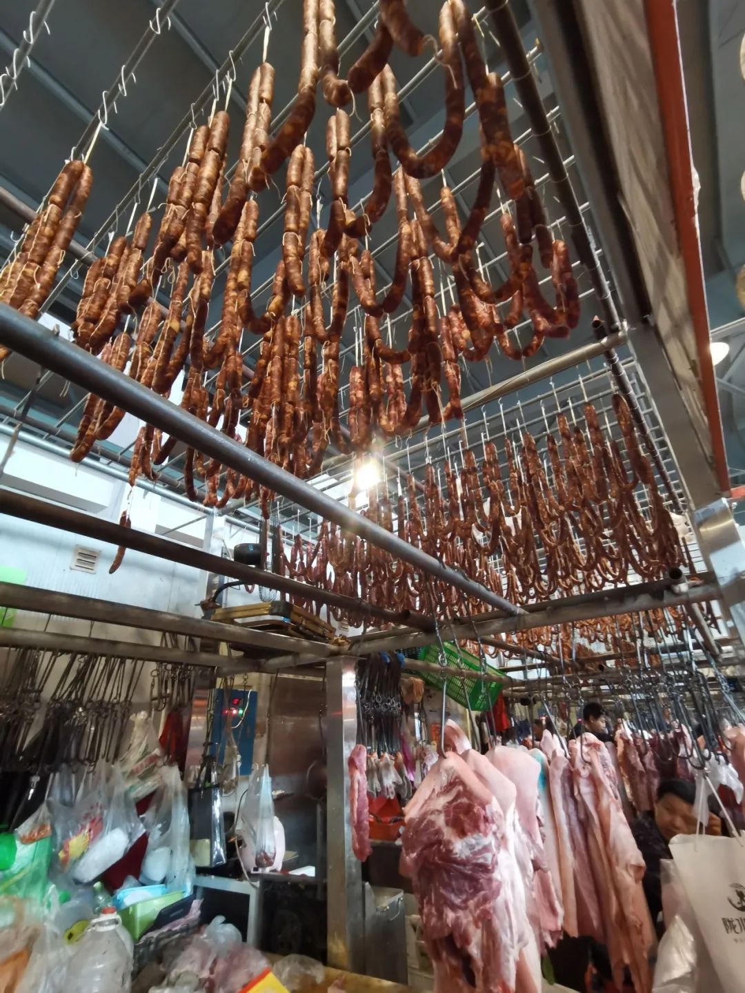 豬肉蹭蹭直降 成都農産品中心批發市(shì)場香腸臘肉銷得旺